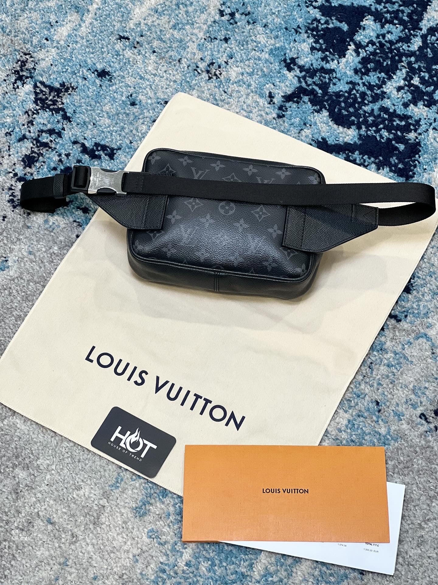 Louis Vuitton monogram Eclipse waist/shoulder Bag - Black