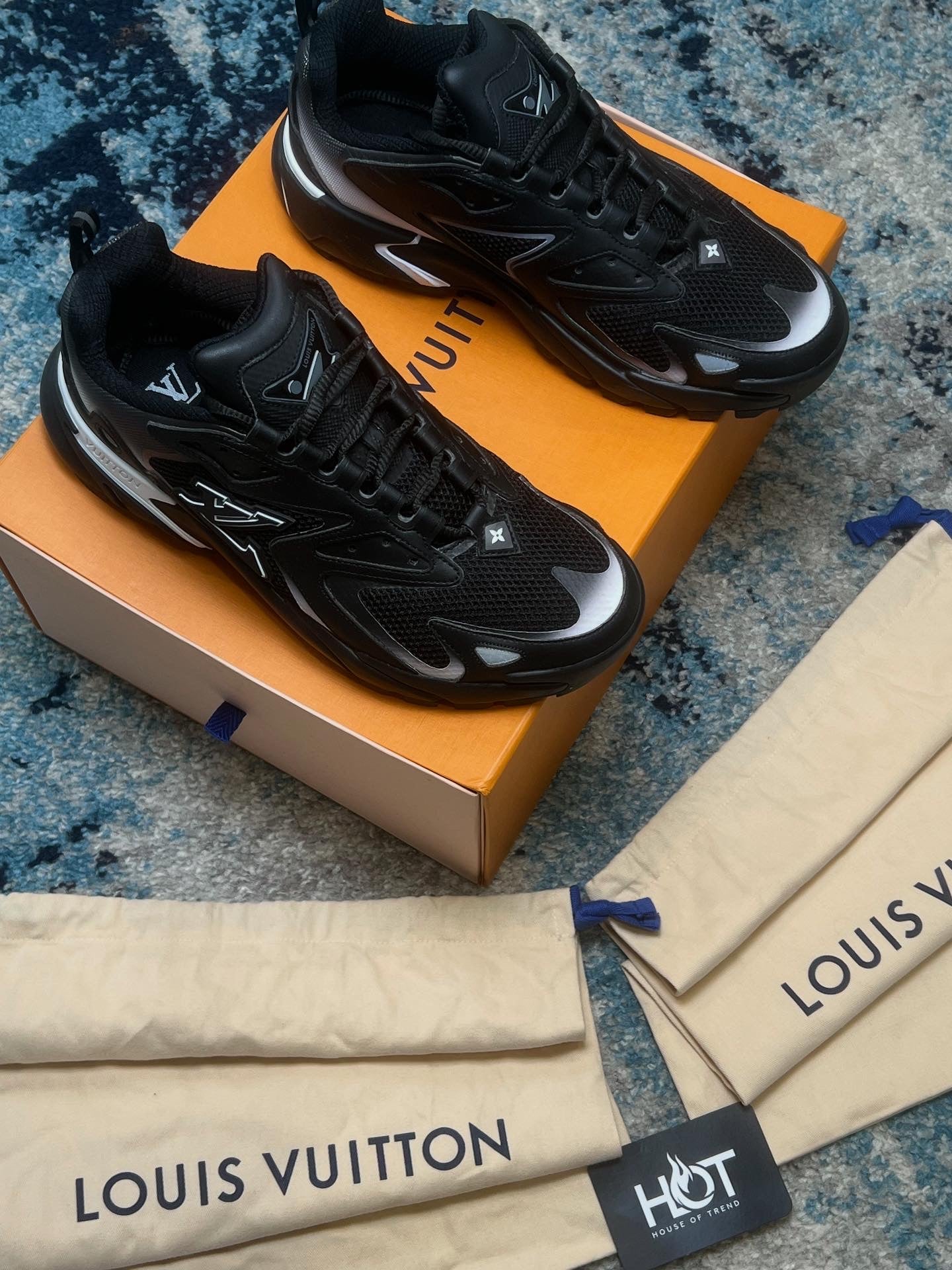 Louis Vuitton tactic runner trainers - black/white