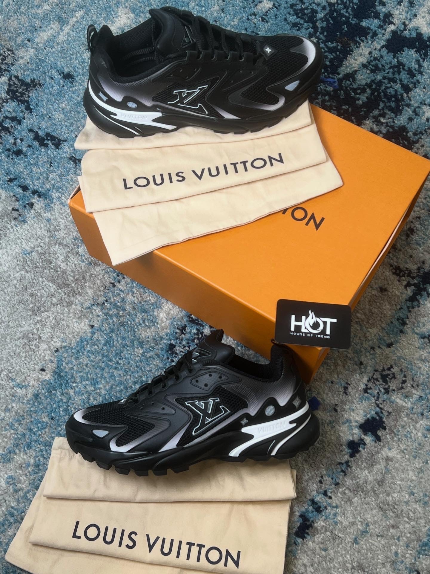 Louis Vuitton tactic runner trainers - black/white