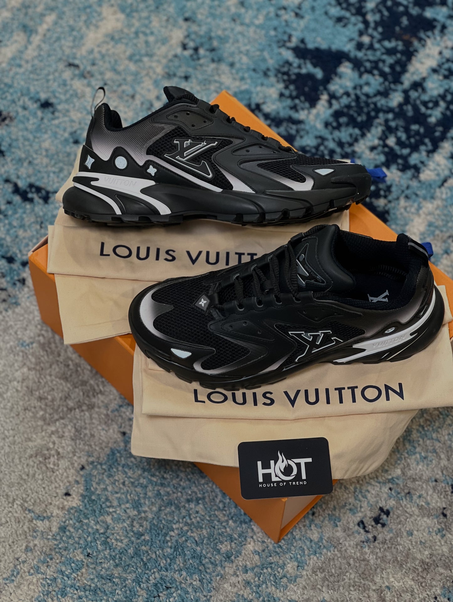 Louis Vuitton tactic runner trainers - black/white